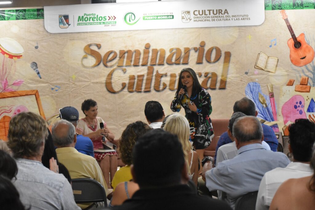 Ann Araujo presentando su libro en el Seminario Cultural de Puerto Morelos