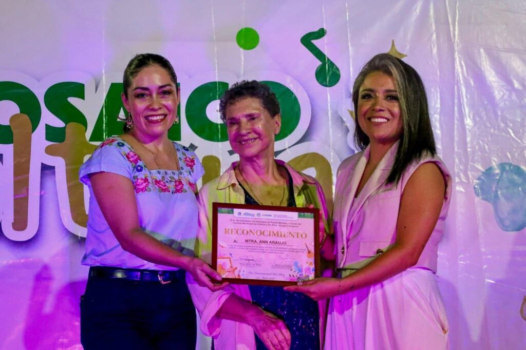 Ann Araujo recibe un reconocimiento por el Día Internacional del Libro