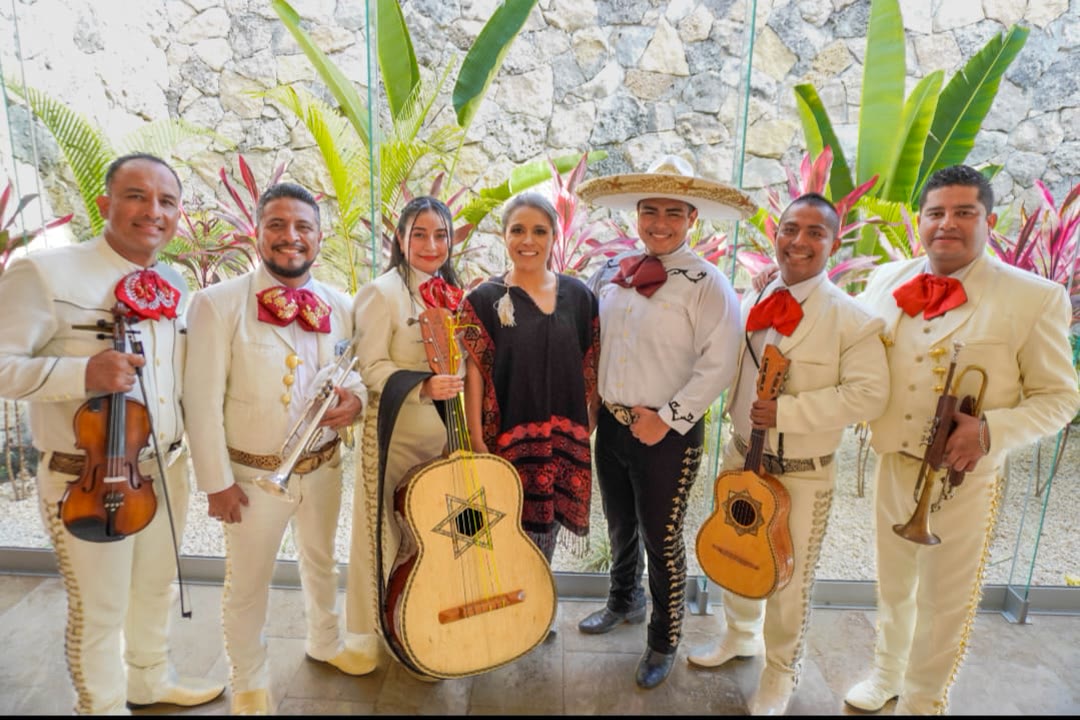 Ann Araujo con mariachi