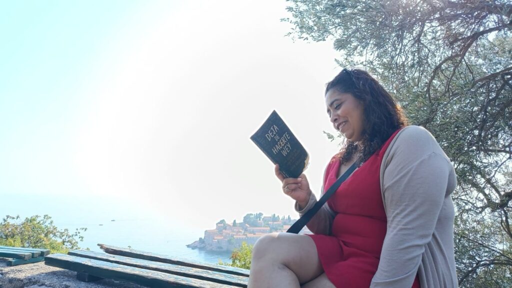 Libro Deja de Hacerte Wey en Sveti Stefan, Montenegro