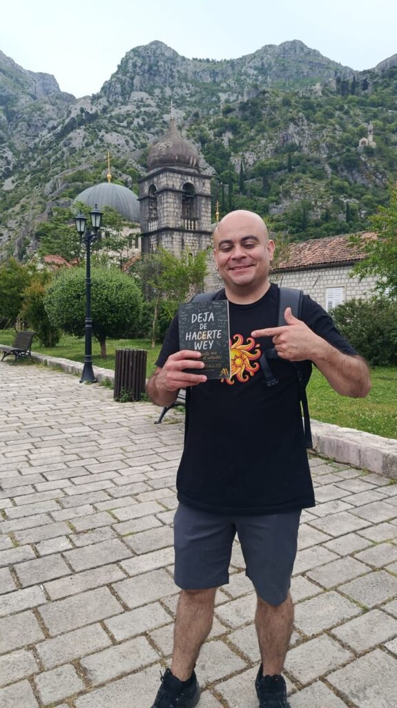 Libro Deja de Hacerte Wey en Kotor, Montenegro